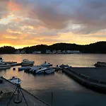Moderne Rorbu Helt I Sjokanten Casa de Férias Hauge (Vestland)