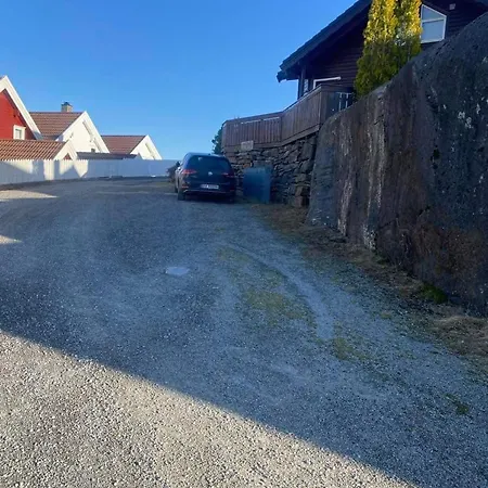 Moderne Rorbu Helt I Sjøkanten Feriehus