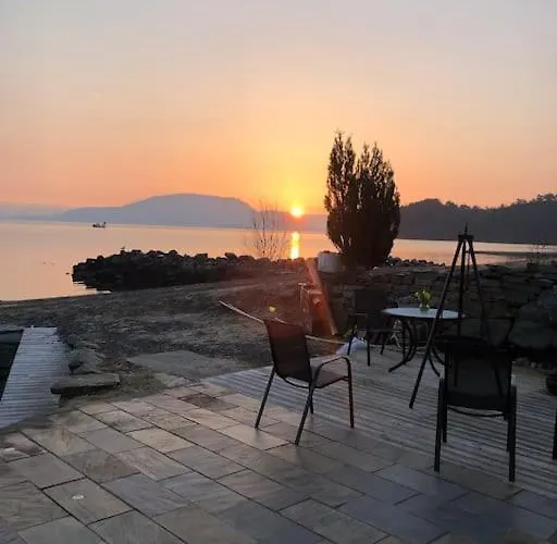 Moderne Rorbu Helt I Sjøkanten Hauge (Vestland)