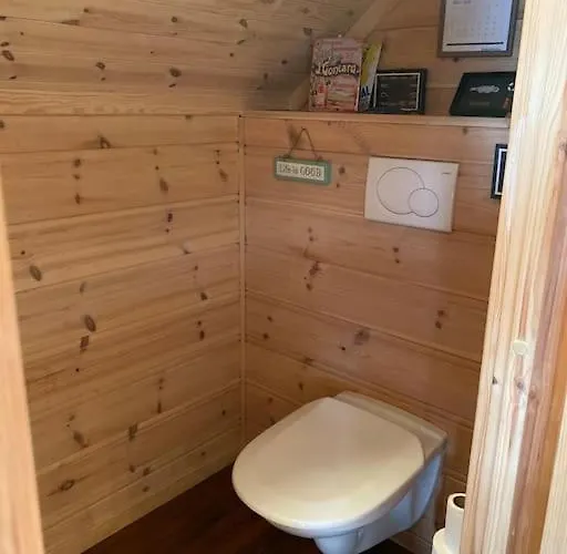 Moderne Rorbu Helt I Sjøkanten