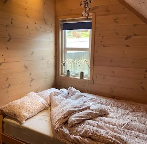 Moderne Rorbu Helt I Sjøkanten Feriehus *