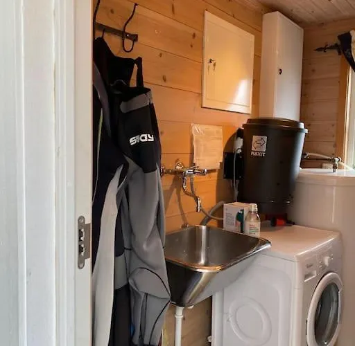 Moderne Rorbu Helt I Sjøkanten *