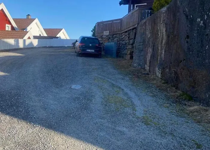 Moderne Rorbu Helt I Sjøkanten Feriehus