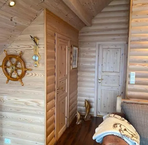 Moderne Rorbu Helt I Sjøkanten Feriehus