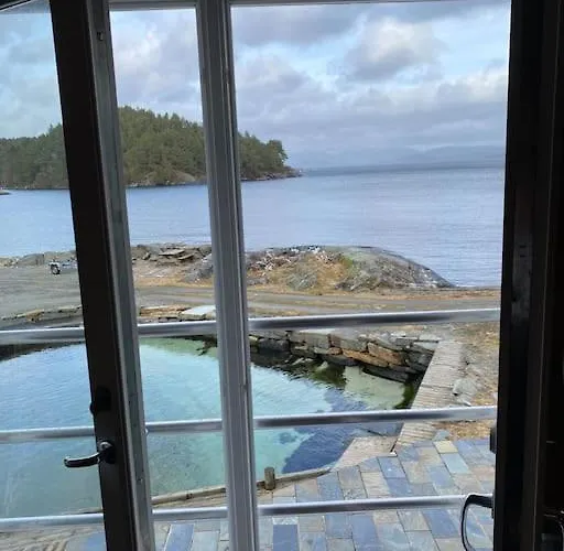 Moderne Rorbu Helt I Sjøkanten Hauge (Vestland)