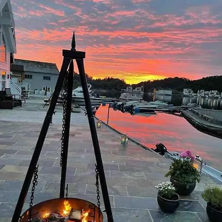 Moderne Rorbu Helt I Sjokanten * Hauge (Vestland)